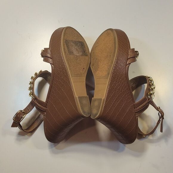 SUGAR PLASFORM WEDGE OPEN TOE ADJUSTABLE ANKLE STRAP/GOLD ACCENT CHAIN SANDAL - Picture 12 of 12